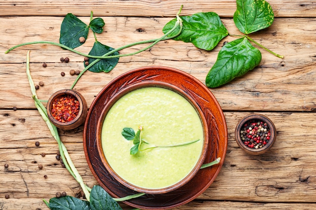 Soupe d'asperges fraîches dans un bol