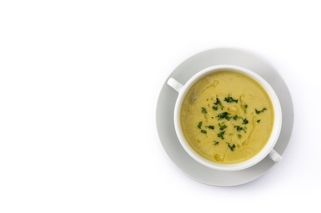 Soupe d'asperges vertes fraîches dans un bol isolé sur fond blanc