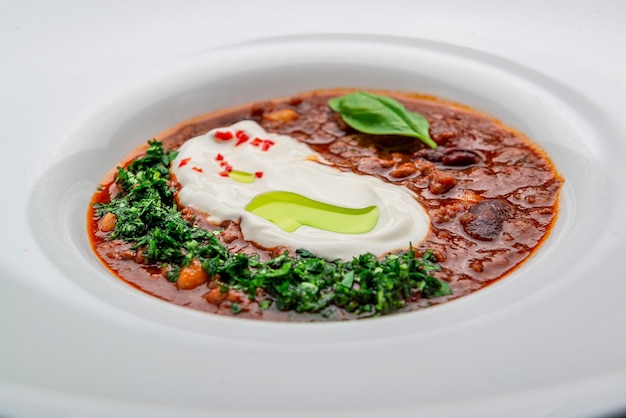 Soupe au chili con carne sur fond sombre cuisine mexicaine