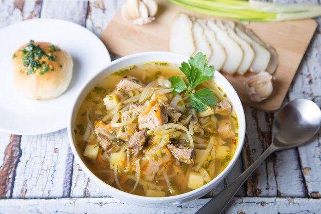 Soupe au chou avec brioches et ail