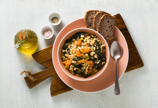 Soupe au chou frisé et haricots dans un bol