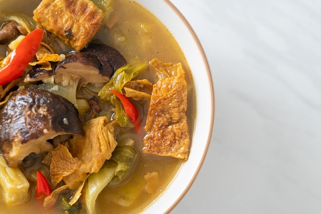 soupe au chou mariné bouilli et à la courge amère - style de cuisine asiatique, végétalienne et végétarienne