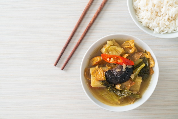 soupe au chou mariné bouilli et à la courge amère - style de cuisine asiatique, végétalienne et végétarienne