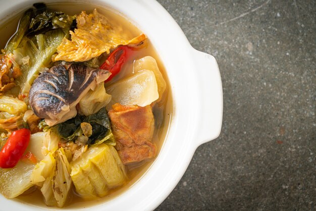 soupe au chou mariné bouilli et à la courge amère - style de cuisine asiatique, végétalienne et végétarienne