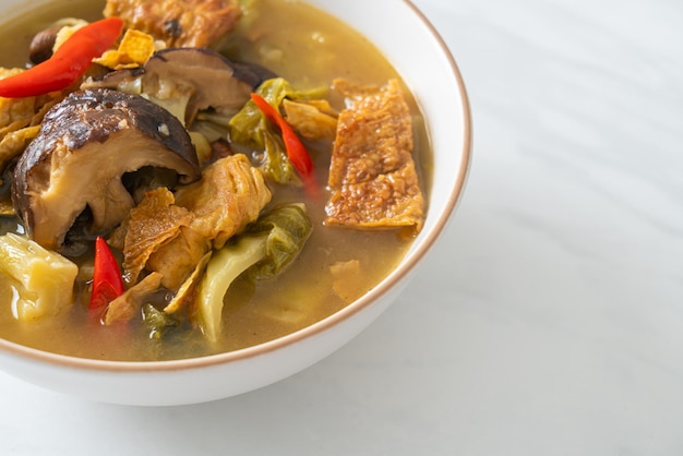 soupe au chou mariné bouilli et à la courge amère - style de cuisine asiatique, végétalienne et végétarienne