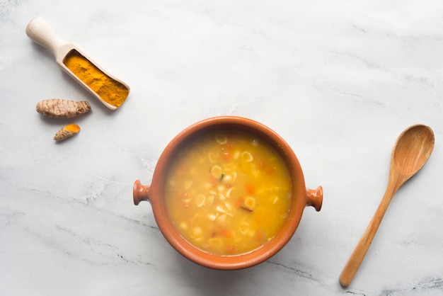 Soupe au curcuma et aux légumes