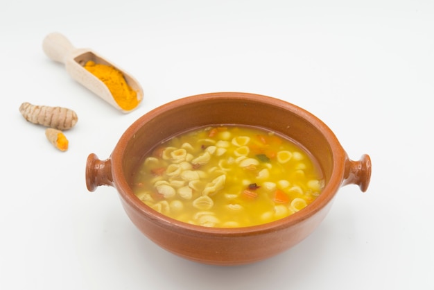 Soupe au curcuma et aux légumes