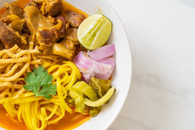 Soupe au curry de nouilles du nord de la Thaïlande et porc braisé