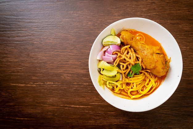 Soupe au curry de nouilles du nord de la Thaïlande avec poulet