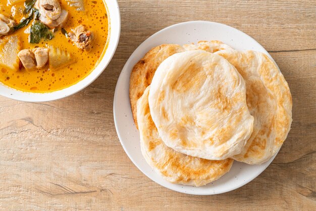 Soupe au curry de poulet avec du roti
