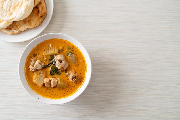 Soupe au curry de poulet avec roti ou naan au poulet tikka masala - Cuisine asiatique