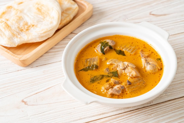 Soupe au curry de poulet avec roti ou naan au poulet tikka masala - Cuisine asiatique