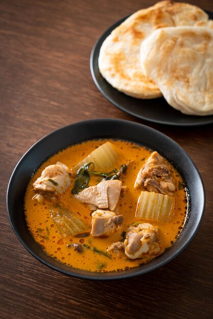 Soupe au curry de poulet avec roti ou naan au poulet tikka masala - Cuisine asiatique