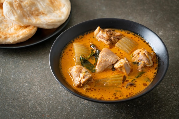 Soupe au curry de poulet avec roti ou naan au poulet tikka masala - Cuisine asiatique