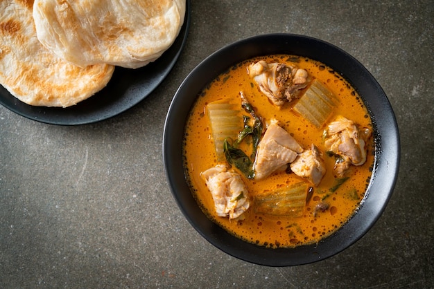 Soupe au curry de poulet avec roti ou naan au poulet tikka masala - Cuisine asiatique