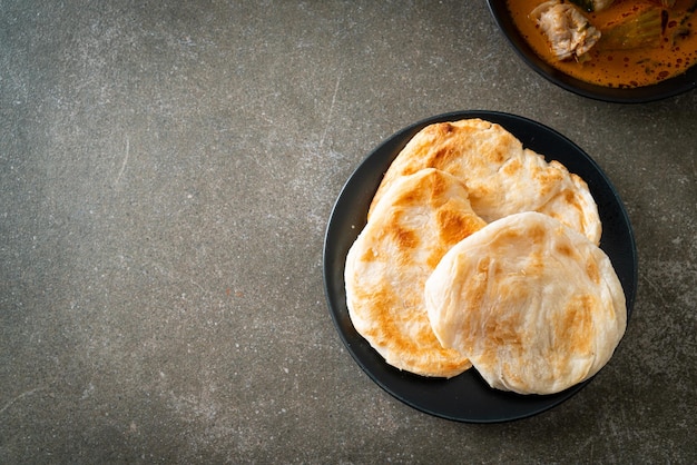 Soupe au curry de poulet avec roti