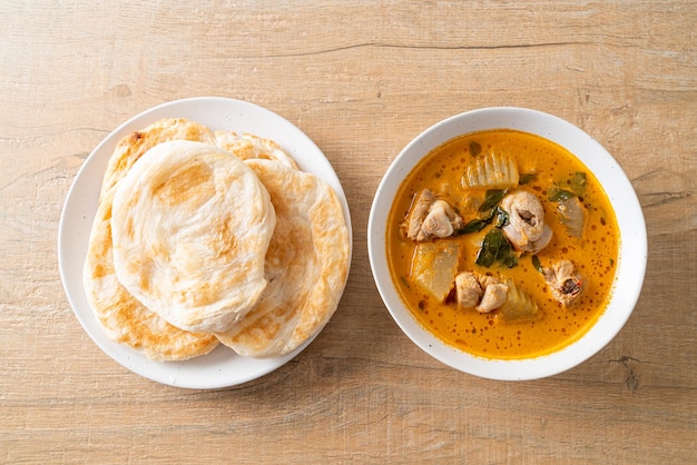 Soupe au curry de poulet avec roti