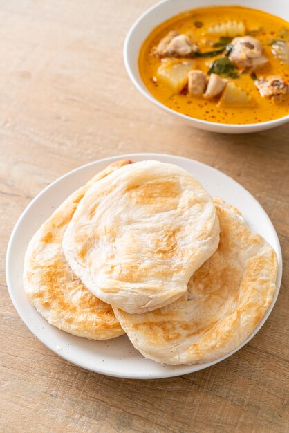 Soupe au curry de poulet avec roti