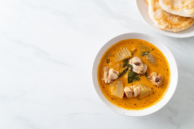 Soupe Au Curry De Poulet Avec Roti