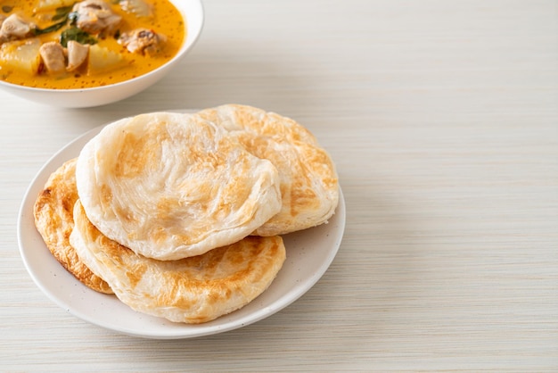 Soupe au curry de poulet avec roti