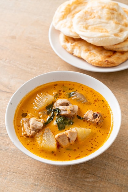 Soupe au curry de poulet avec roti