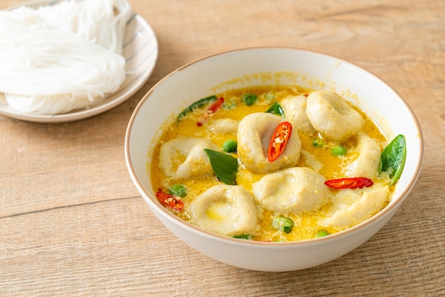 Photo soupe au curry vert avec boule de poisson - style cuisine thaïlandaise