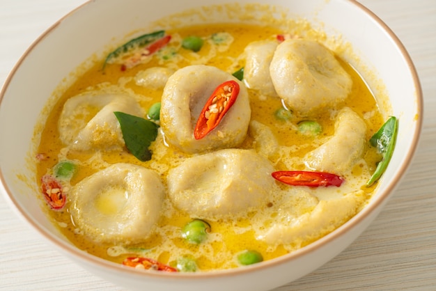 Soupe au curry vert avec boule de poisson - style cuisine thaïlandaise