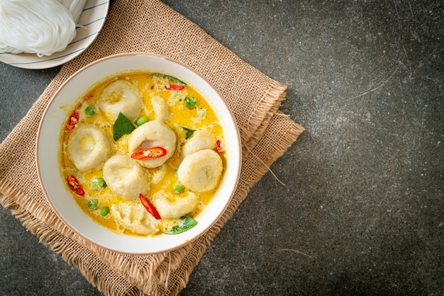 Soupe au curry vert avec boule de poisson - style de cuisine thaïlandaise