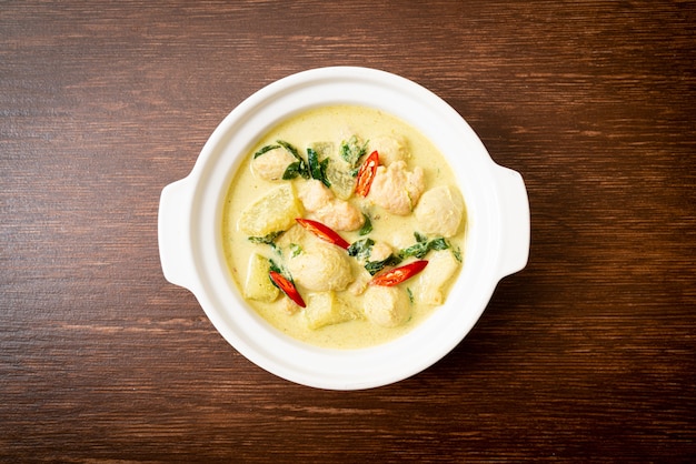 Soupe au curry vert avec du porc haché et boule de viande dans un bol - style cuisine asiatique