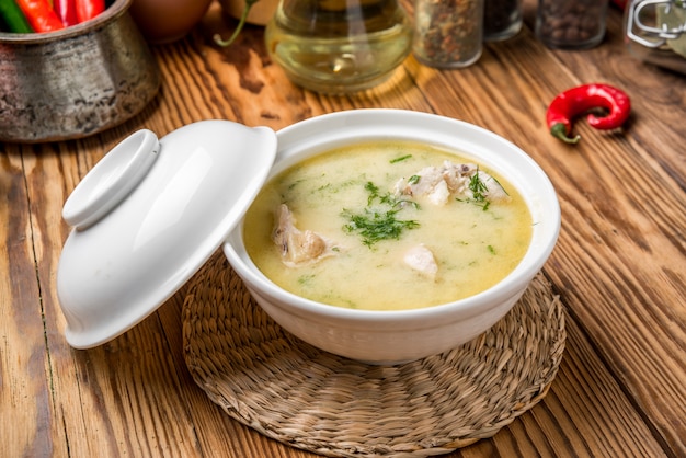 Soupe au fromage avec poulet et légumes