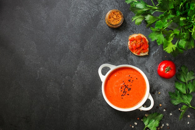 Photo soupe au gaspacho, aux tomates ou aux carottes avec des légumes