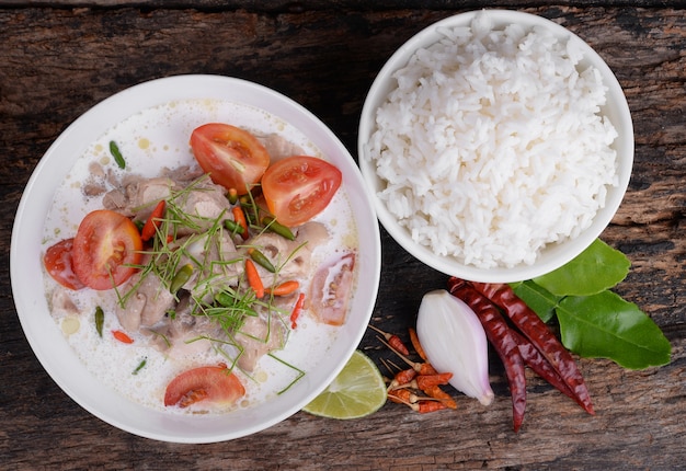 Soupe au lait de coco à la thaïlandaise et poulet, (Tom Kha Gai)