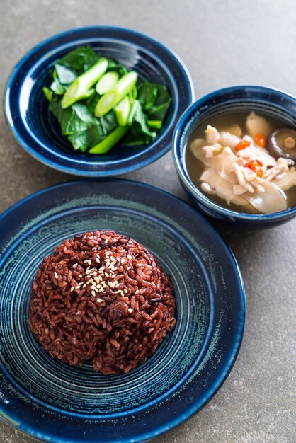 Soupe Au Poulet Et Aux Herbes, Chou Chinois Avec Riz Aux Baies