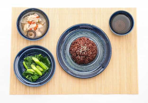 soupe au poulet et aux herbes, chou chinois avec riz aux baies