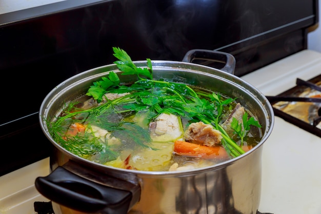 Soupe au poulet dans un bol