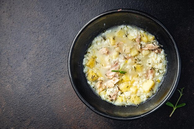 soupe au poulet légumes bouillon et riz frais portion diététique repas sain régime alimentaire nature morte