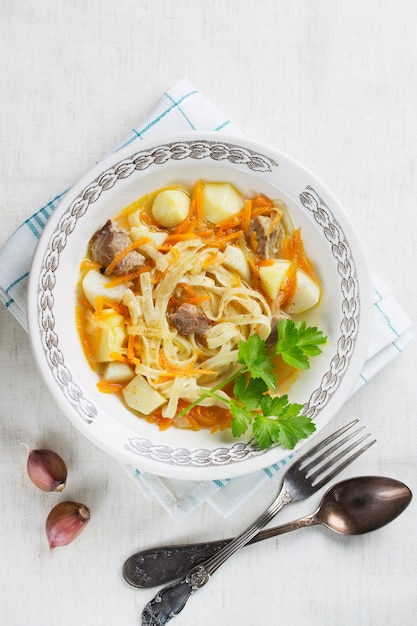 Soupe au poulet maison avec nouilles et pommes de terre au céleri