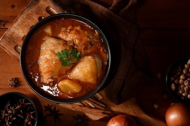 Soupe au poulet Massaman Curry