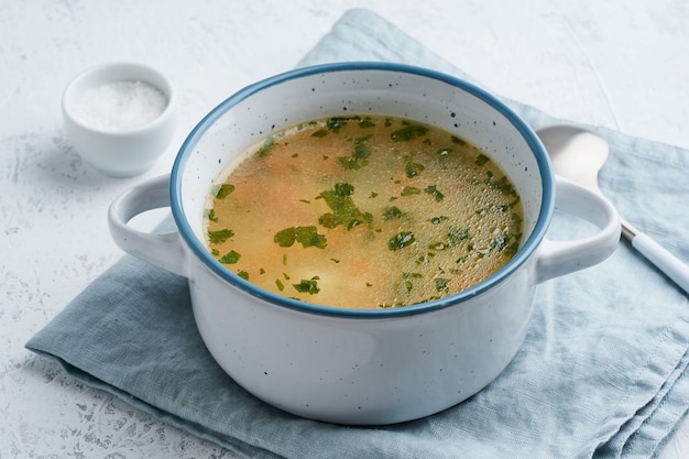 Soupe au poulet, plats scandinaves faits maison avec une table en pierre bleue, vue latérale