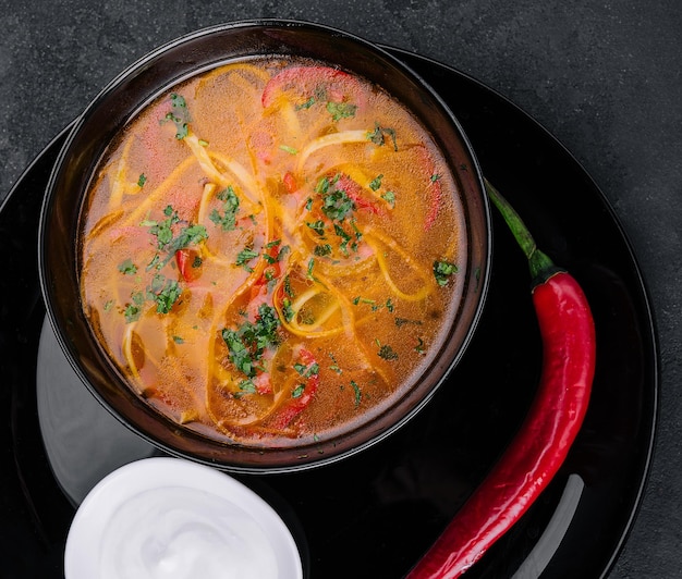 Soupe au poulet avec vue de dessus de nouilles