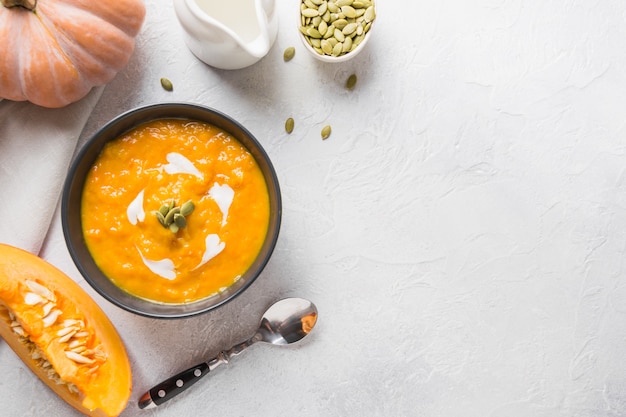 Soupe d'automne à la citrouille et aux carottes à la crème