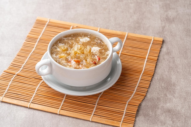 La soupe aux ailerons de requin (soupe indonésienne Sirip Ikan Hiu) est une soupe populaire dans la cuisine chinoise