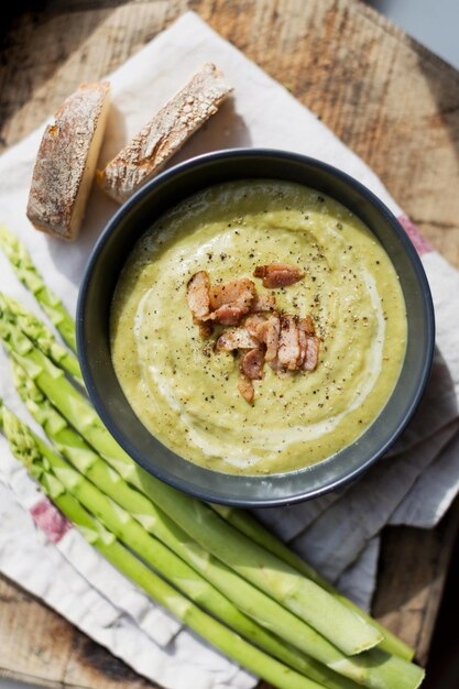 Soupe aux asperges avec bacon et pain