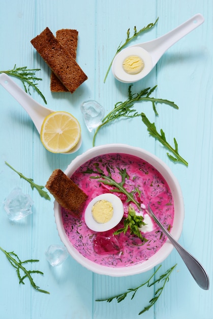 soupe aux betteraves, oeufs et légumes verts