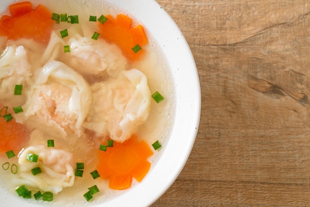 Soupe aux boulettes de crevettes dans un bol blanc