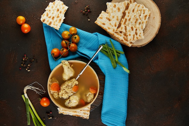 Soupe aux boulettes de matzo et poulet aux carottes et tomates. Nourriture saine pour la Pâque.