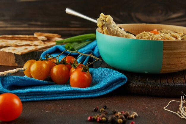 Soupe aux boulettes de matzo et poulet aux carottes et tomates. Nourriture saine pour la Pâque.