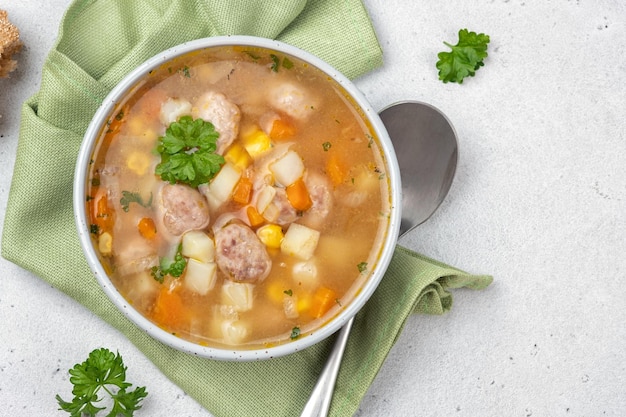 Soupe aux boulettes de poulet