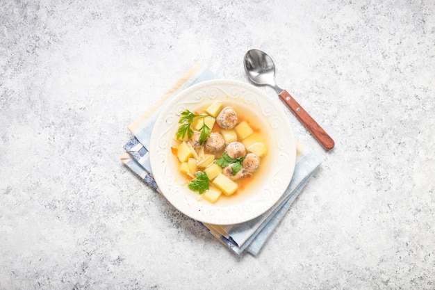 Soupe aux boulettes de poulet