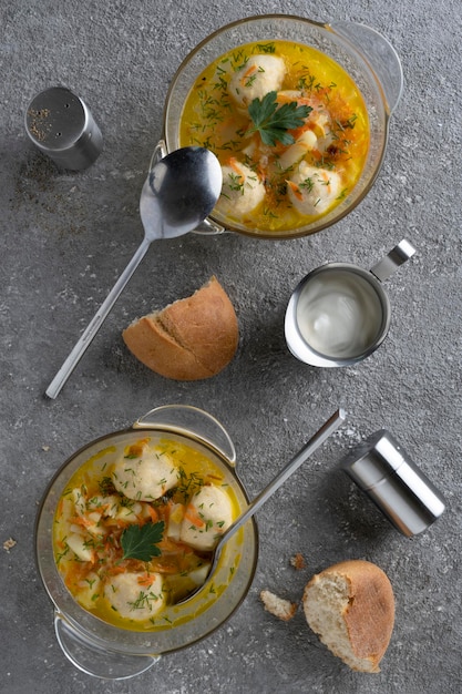 Soupe aux boulettes de viande et aux herbes